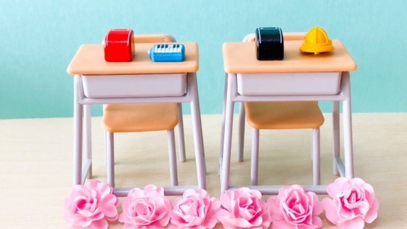 新一年生のイメージ、机とランドセルと桜