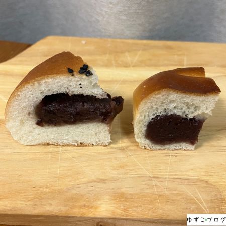 「銀座木村家」「木村屋總本店」あんぱんの断面。家族で切り分けて食べました。