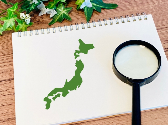 日本地図と虫眼鏡の画像(転勤をイメージ)