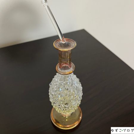 ガラス香水瓶から香水をつけるやり方